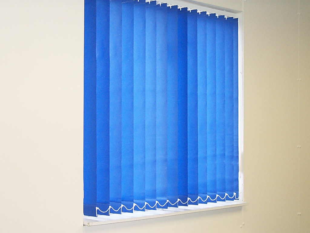 синие вертикальные жалюзи в детской - открыто