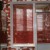 Красные жалюзи на балконной двери/окне