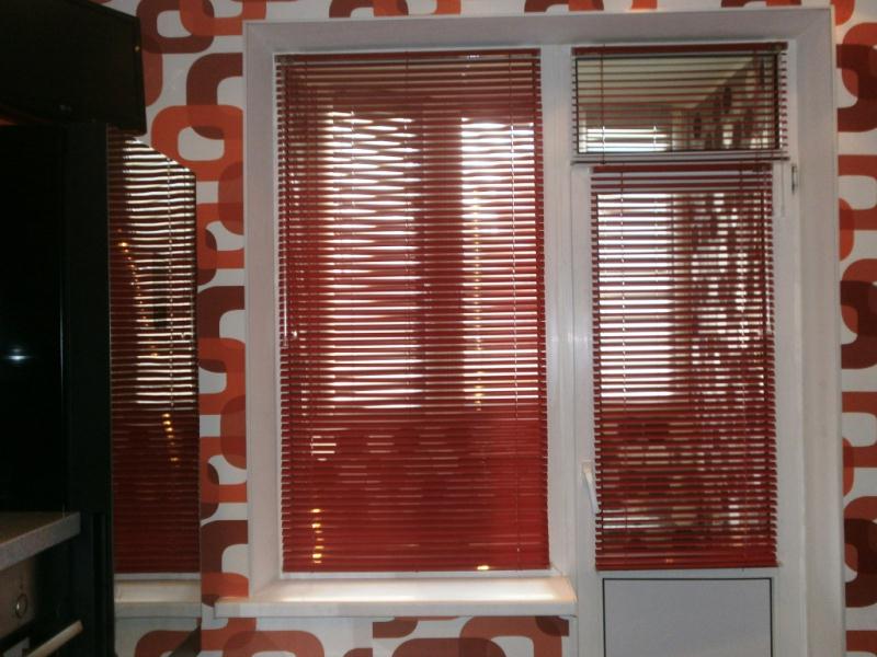красные алюминиевые жалюзи балконной двери и окна многоэтажки Балгород - открыто