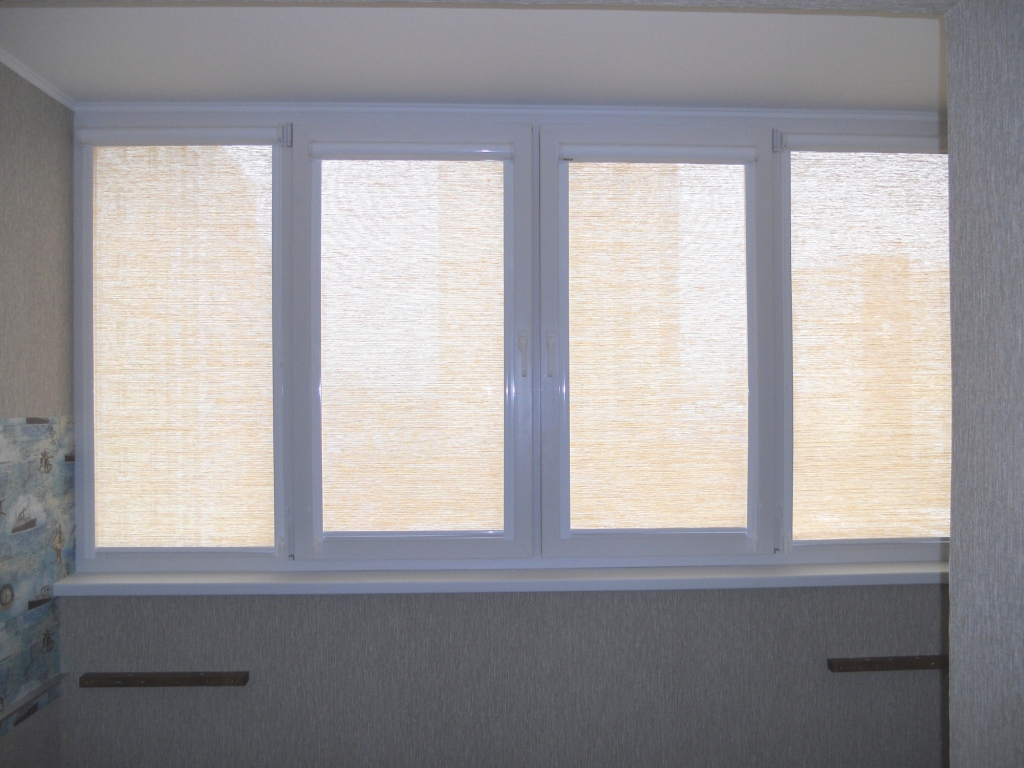Кремовые жалюзи на балконе