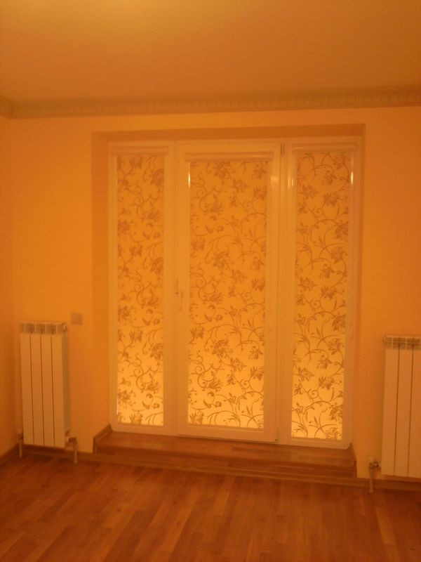 ярко желтые рулонные шторы для дверей - закрыто